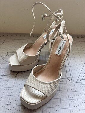 Steve Madden Kymmee Platform Pump in Bone color - size 7